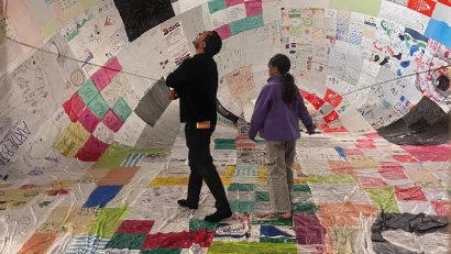 Foto al interior de un globo hecho con bolsas pláticas, una obra que hizo parte de la Bienal de Arte de Bogotá.