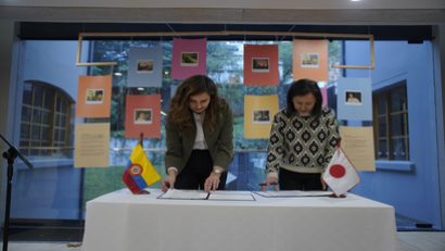 Firma convenio Mazda