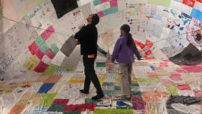 Foto al interior de un globo hecho con bolsas pláticas, una obra que hizo parte de la Bienal de Arte de Bogotá.